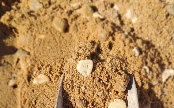 Mélange à béton composé de sable et de graviers, adapté aux travaux de construction et de maçonnerie
