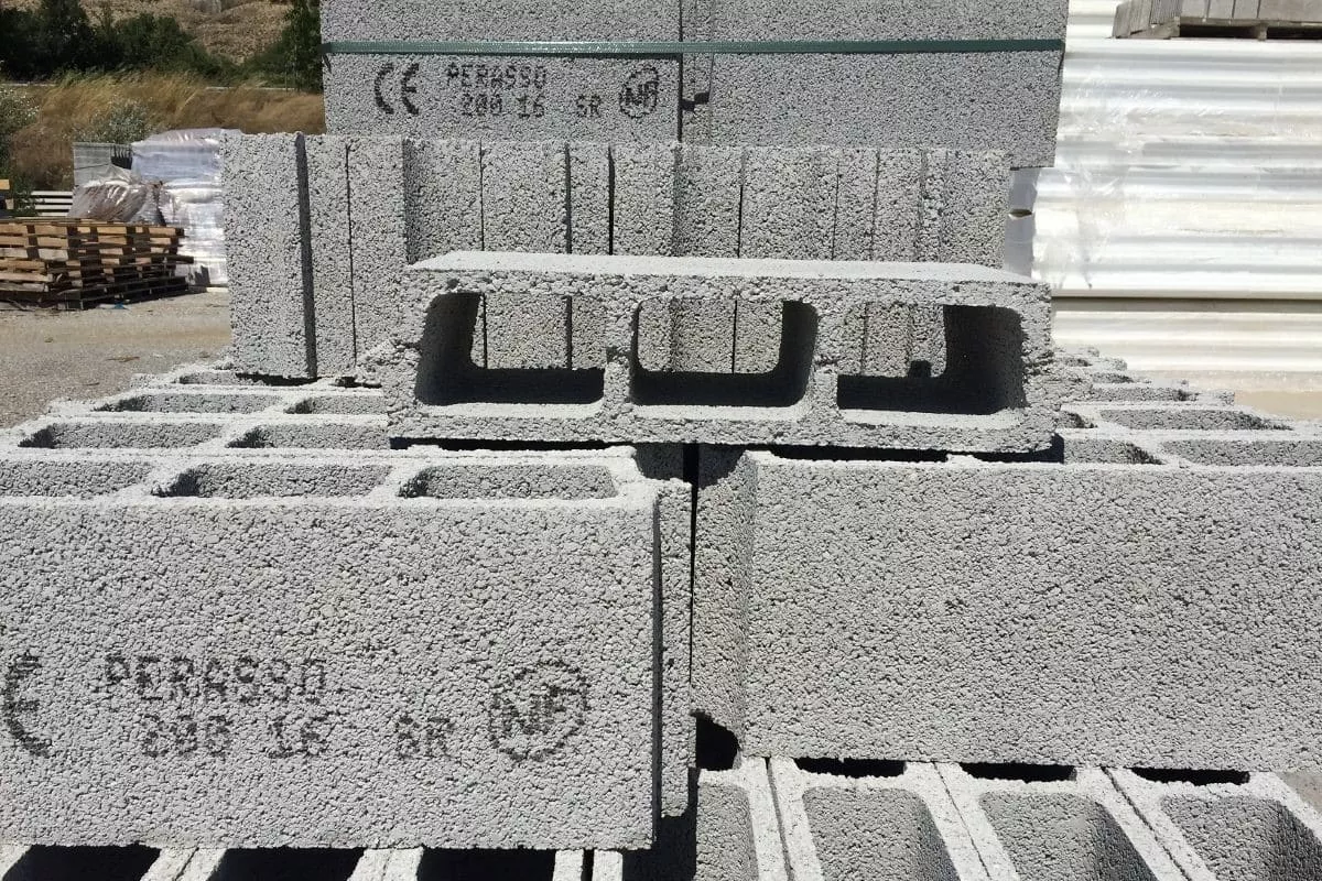 Blocs de béton creux empilés sur site de production, destinés aux travaux de maçonnerie, à la construction d’ouvrages et aux infrastructures du BTP
