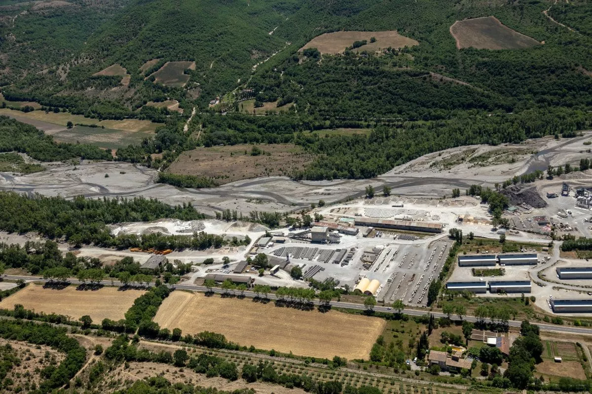 Vue aérienne de l’usine de préfabrication de Malijai, spécialisée dans la production de matériaux en béton pour les chantiers de construction et d’infrastructures
