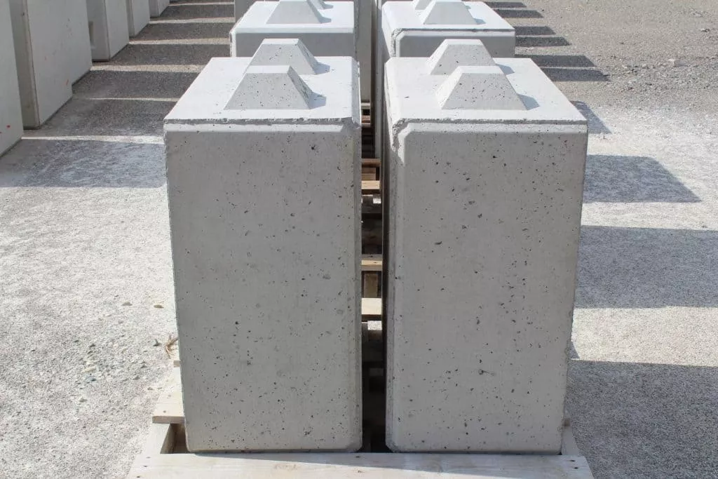 Blocs béton Pérabloc préfabriqués destinés à la création de murs de soutènement, de stockage et d'aménagements industriels.