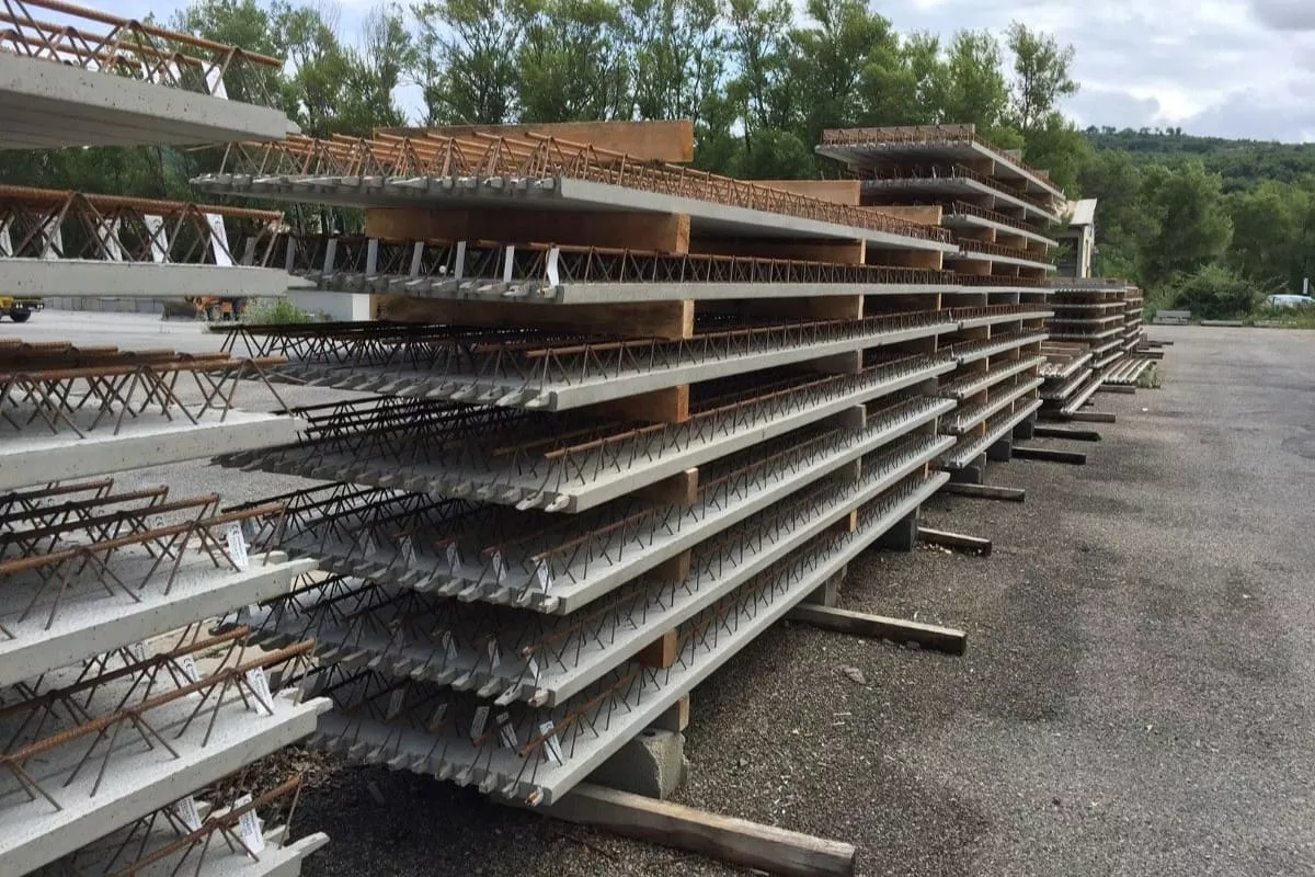 Planchers treillis en béton stockés sur une plateforme, destinés aux ouvrages de construction et aux infrastructures de travaux publics