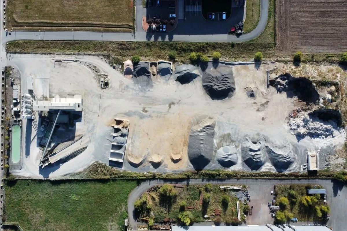 Plateforme de matériaux de Riom avec stockage de granulats en vrac, destinée à l’approvisionnement des chantiers de construction et d’aménagement
