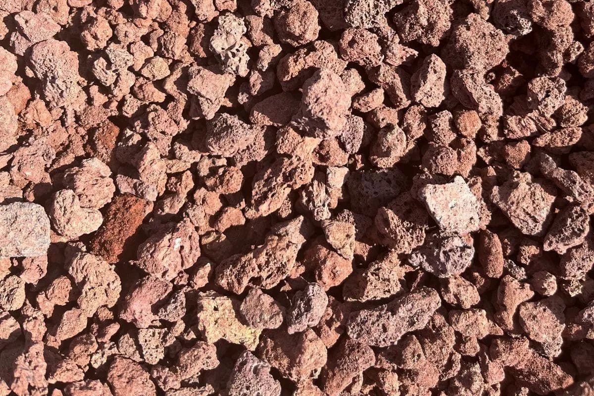 Granulat volcanique pouzzolane pour revêtements décoratifs et gestion de l’eau en espaces paysagers.