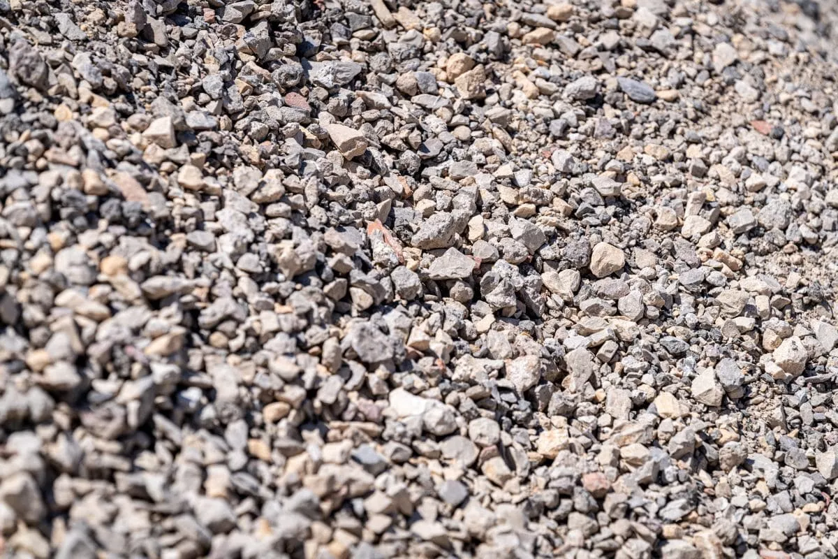 Granulats recyclés produits à partir de matériaux de déconstruction pour les chantiers de travaux publics.