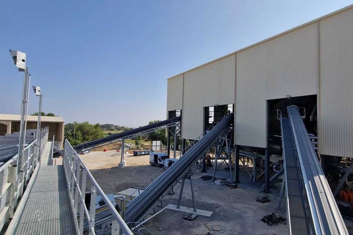Installation Provence Enrobés avec convoyeurs et unité de production dédiée à la fabrication d’enrobés pour les travaux routiers et d’aménagement