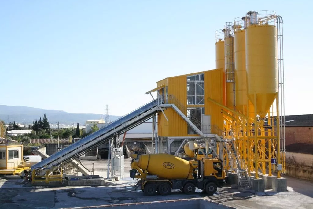 Installation industrielle SRMV avec centrale de production, convoyeurs et camion toupie pour la fabrication de béton destiné aux chantiers de construction
