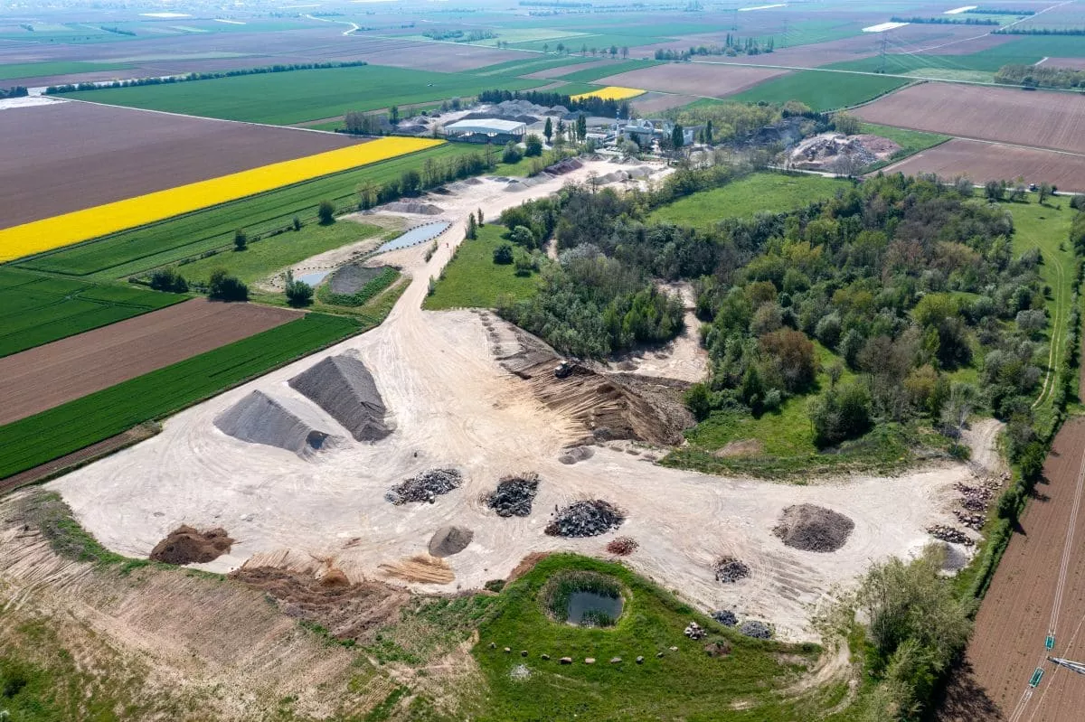 Plateforme Valormat de Bischoffsheim, site de valorisation de matériaux minéraux avec zones de stockage en tas, circulation d’engins et intégration dans un environnement agricole.