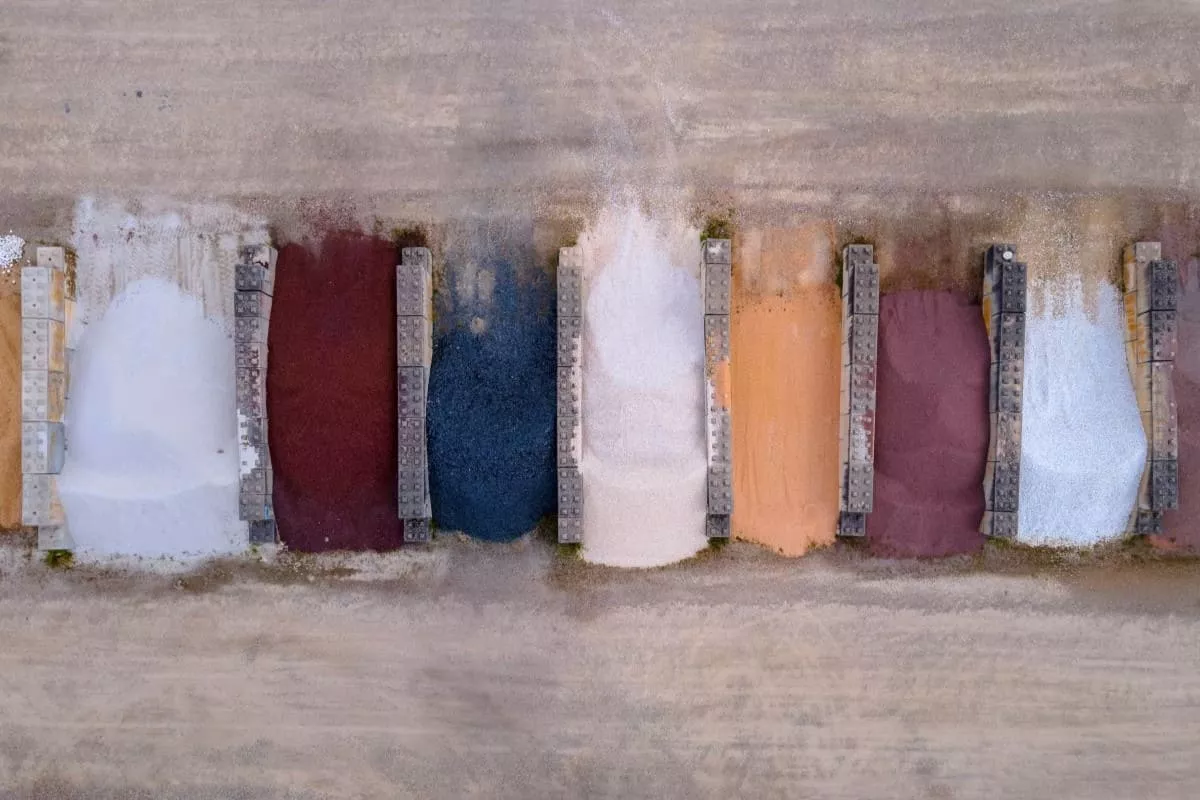 Stockage de granulats minéraux recyclés triés par couleur, destinés à l’aménagement paysager, aux revêtements décoratifs et aux projets d’infrastructure