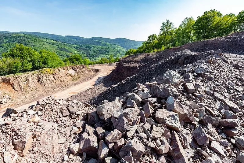 Zone de dépôt de déchets inertes avec blocs rocheux et matériaux minéraux, utilisés pour le recyclage et la valorisation en travaux publics et aménagement de terrains