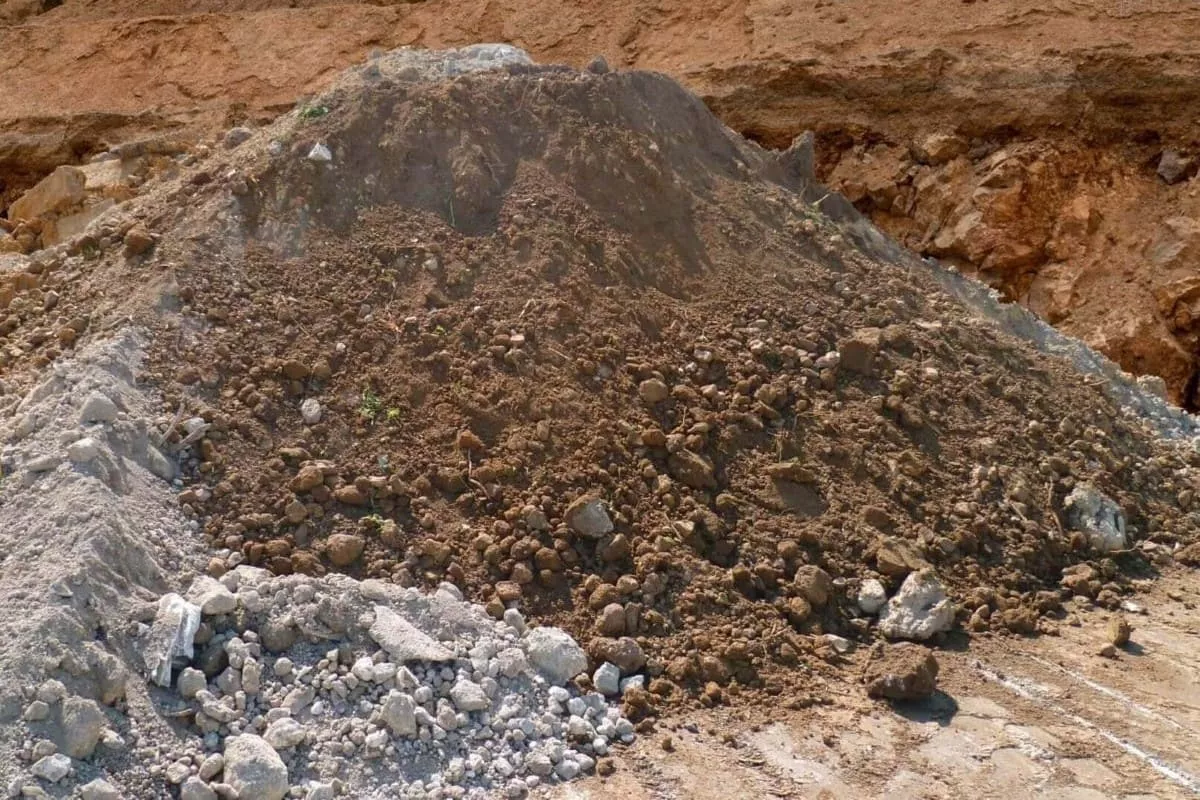 Stock de déchets inertes composés de terres, gravats et matériaux minéraux, destinés au recyclage et à la valorisation en travaux de construction et d’aménagement