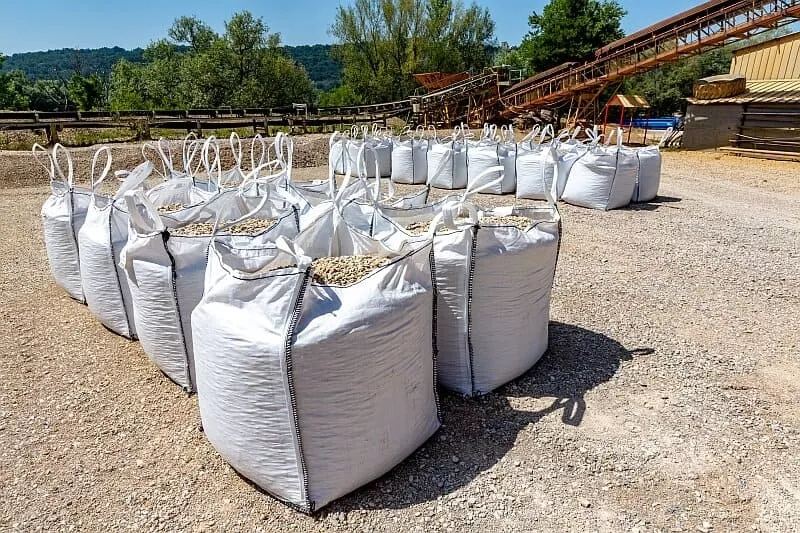 Big bags de granulats conditionnés sur site, solution de stockage et de livraison adaptée aux chantiers de construction et d’aménagement.