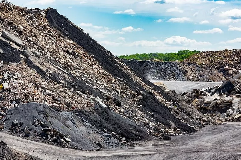 Stock de matériaux issus de la déconstruction de chaussées, valorisés pour les travaux routiers et l’aménagement d’infrastructures