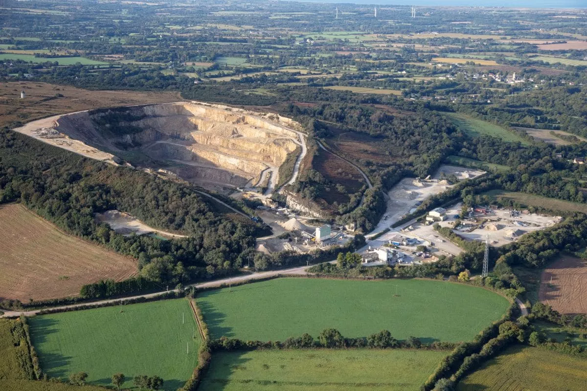 Carrière à ciel ouvert à Doville avec fronts de taille, installations de traitement et gestion des granulats.