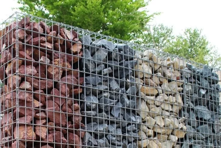 Mur en gabions remplis de pierres naturelles pour aménagement paysager et soutènement.