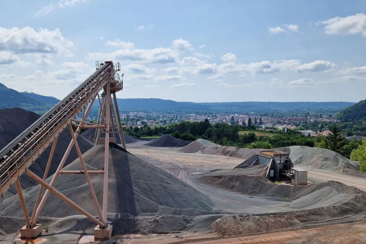 Site de carrière à Raon-l’Étape avec production et stockage de granulats pour travaux publics et aménagement.