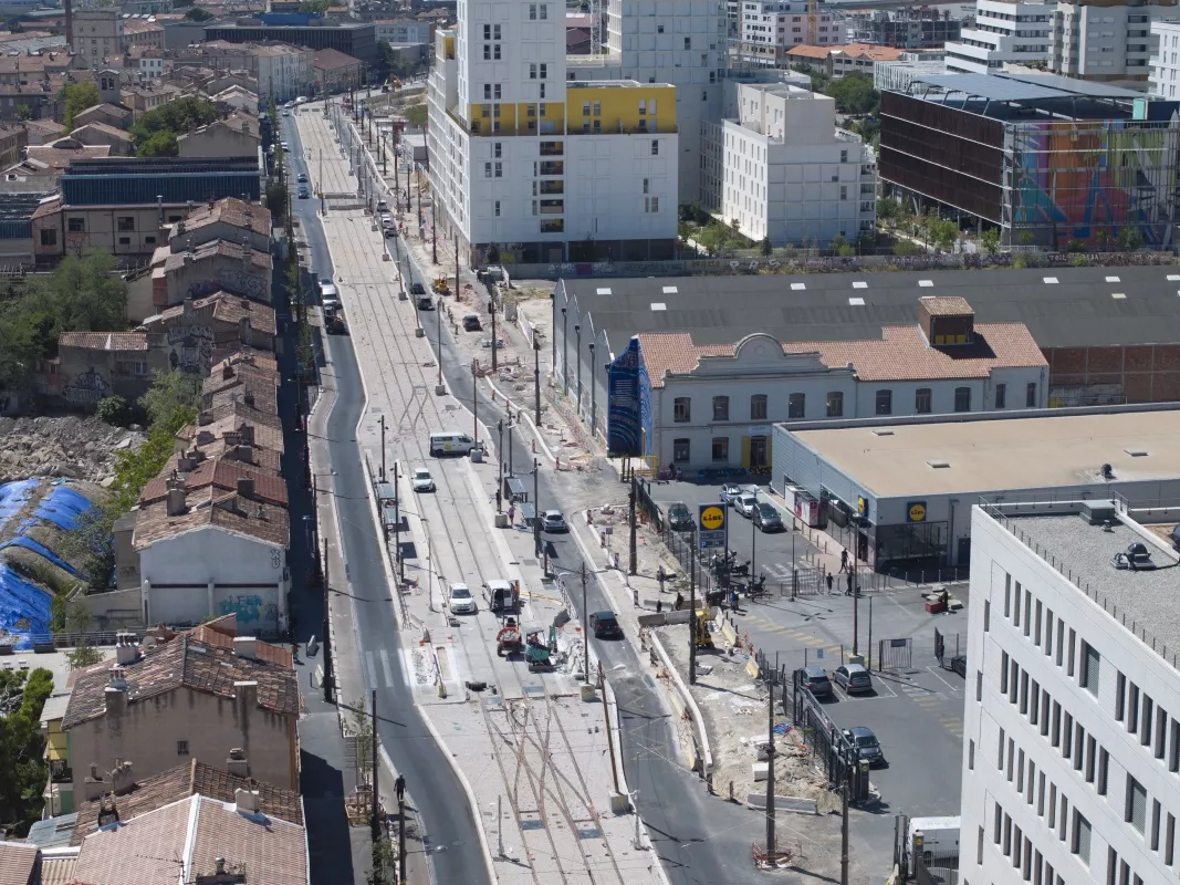 Travaux d’aménagement urbain avec création de ligne de tramway et réfection de voirie en milieu urbain dense.