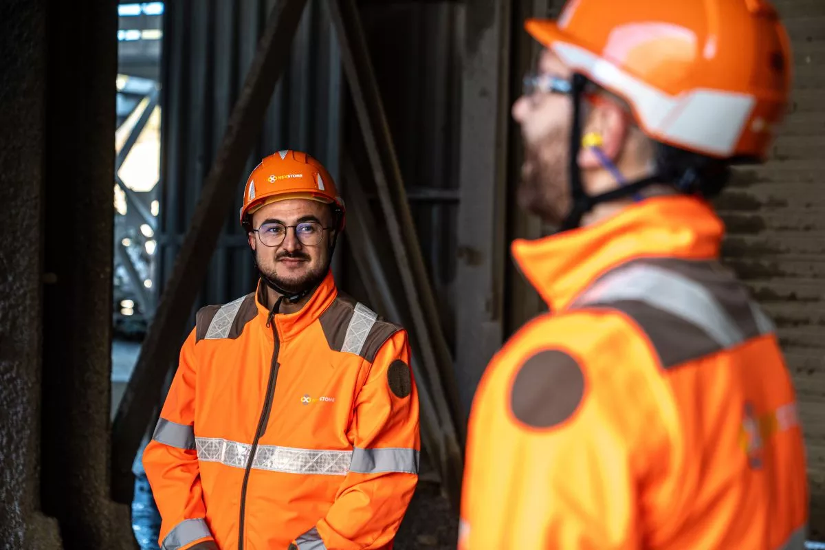 Équipe Nexstone avec EPI en environnement industriel, coordination et suivi des activités de production de matériaux.