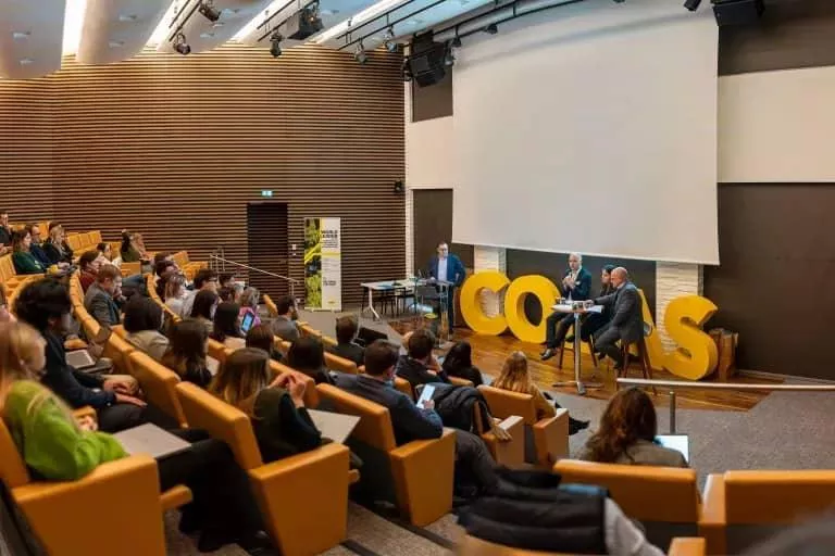 Événement professionnel dans l'auditorium du siège de Colas avec des experts et acteurs du secteur de la construction.