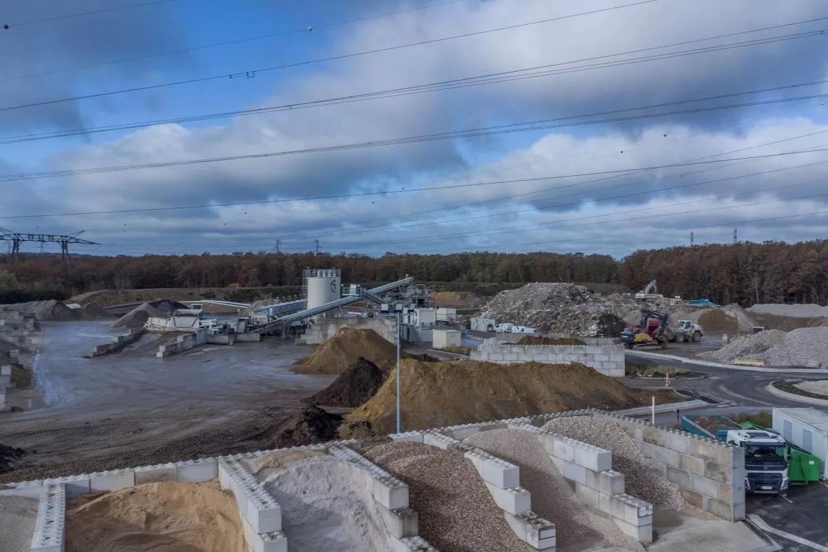 Plateforme de recyclage Valormat à Marcoussis avec traitement et réemploi de matériaux minéraux pour aménagement et infrastructure.