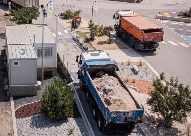 Plateforme Valormat Trouillas avec circulation de camions et gestion des matériaux recyclés pour travaux publics.