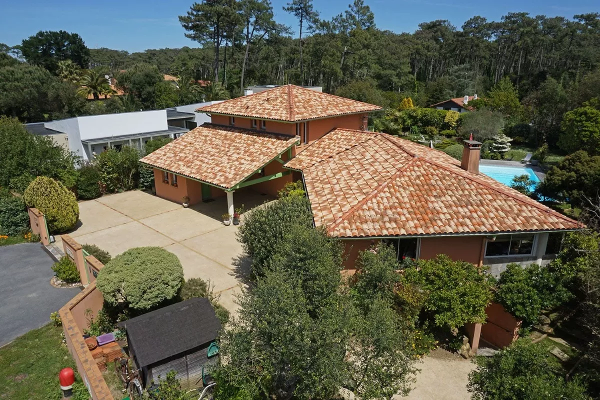Béton décoratif pour maison individuelle, solution de revêtement extérieur pour cour et terrasse.