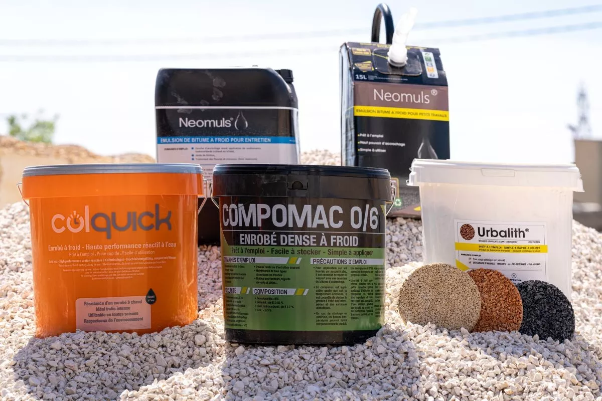 Produits de liants et résines pour granulats présentés sur sable, solutions pour stabilisation de sols et aménagements extérieurs.