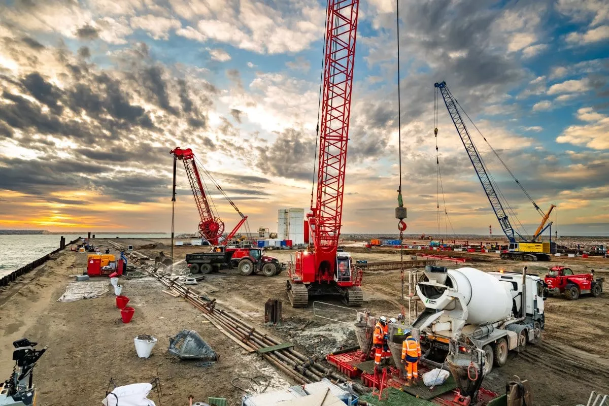 Travaux d’aménagement du port de Port-La Nouvelle avec engins, mise en œuvre de béton et construction d’infrastructures.