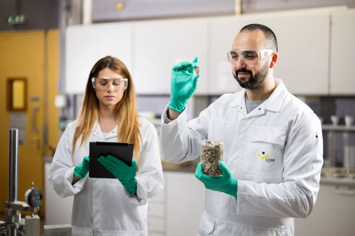 Équipe du Core Center Colas réalisant des tests en laboratoire sur matériaux minéraux, validation des performances pour construction.