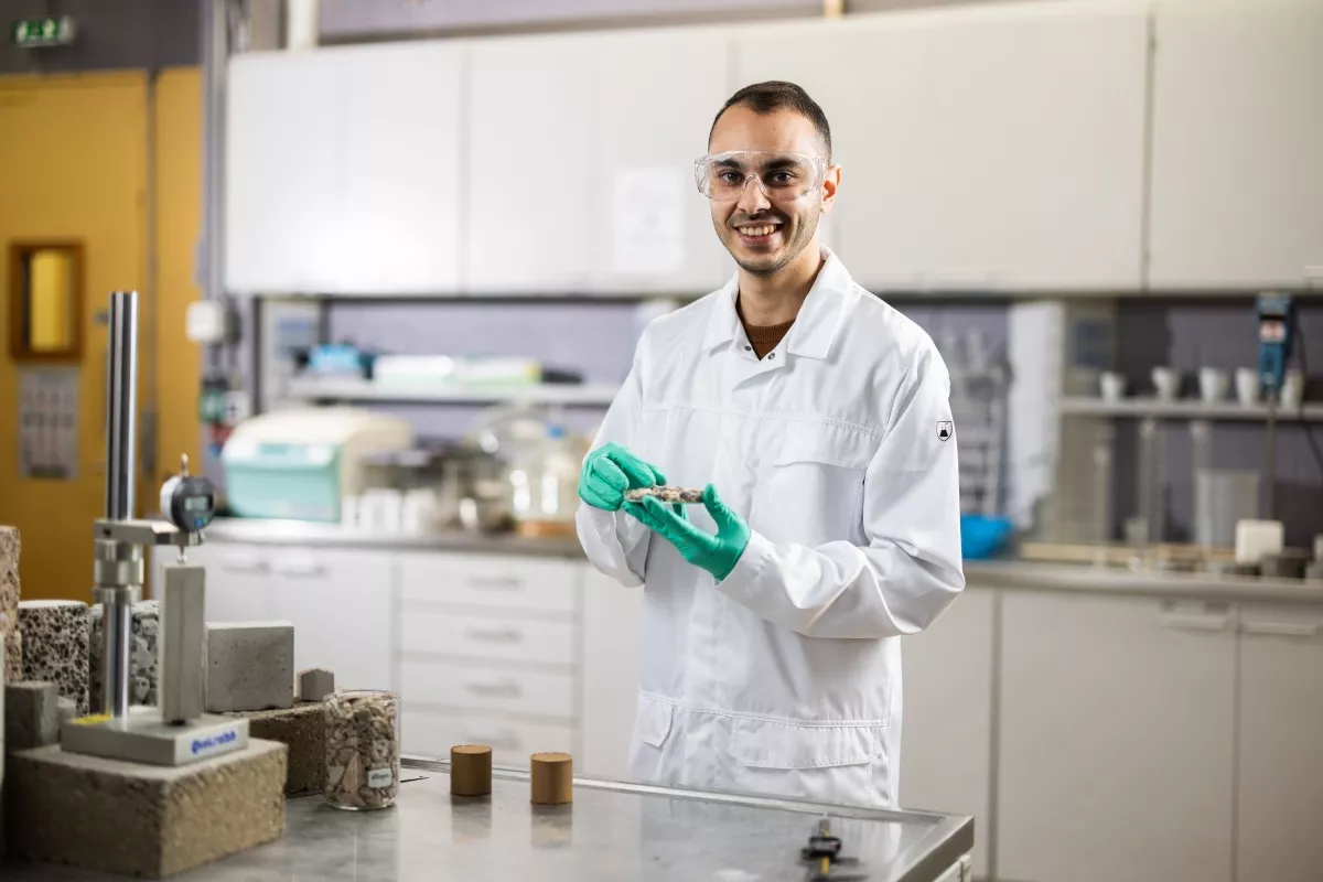 Analyse en laboratoire de matériaux de construction avec tests sur granulats, contrôle qualité et caractérisation.