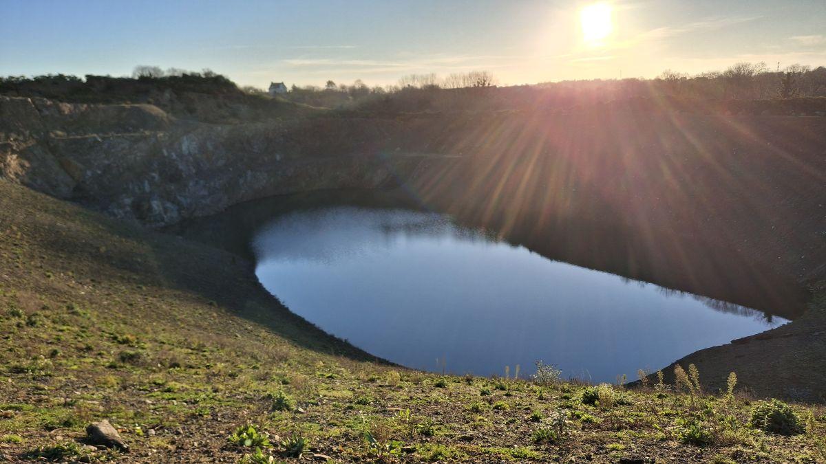 Réhabilitation de carrière avec création de plan d’eau et recolonisation végétale sur site Nexstone