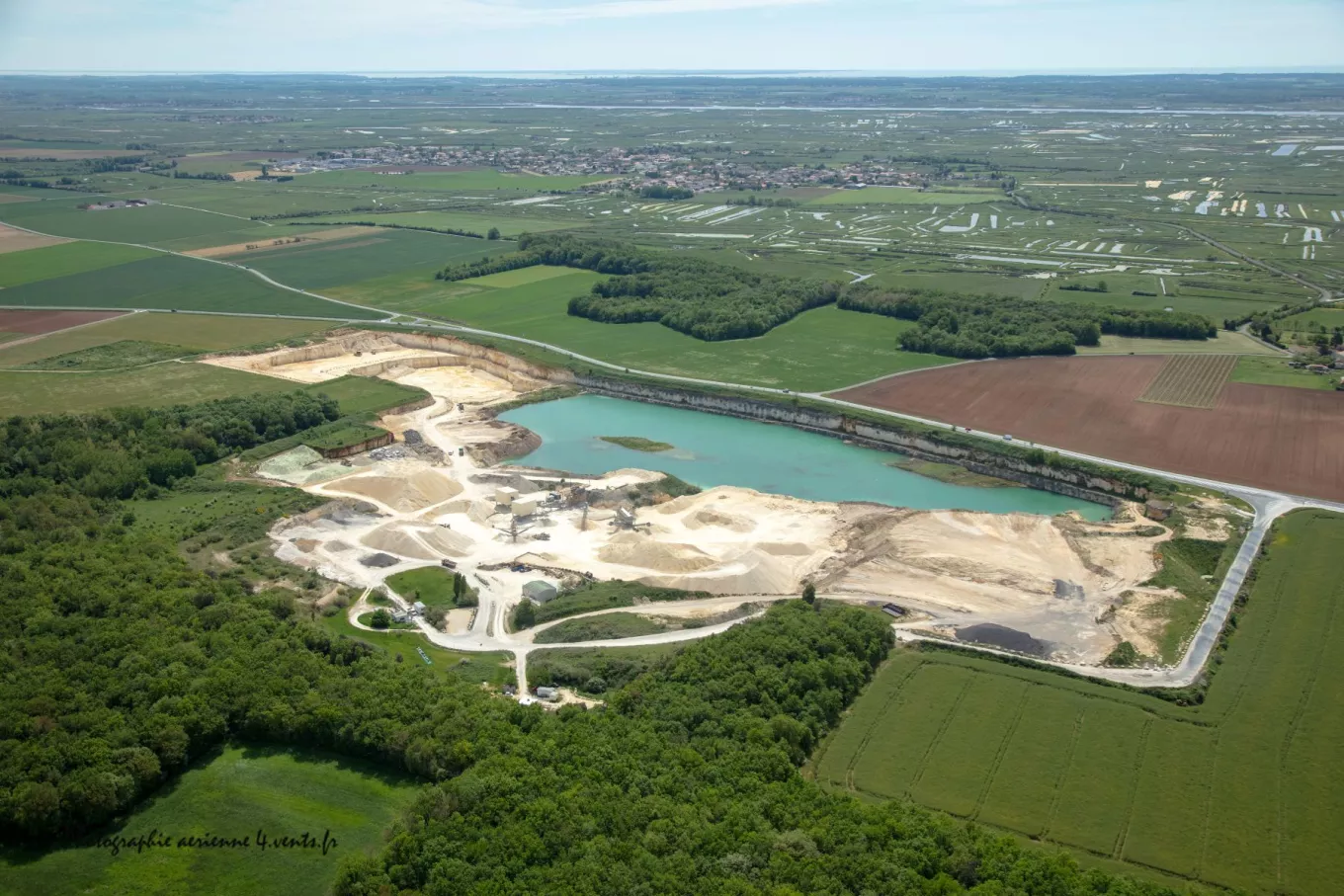 Carrière de granulats Nexstone à Saint-Sornin vue aérienne avec zone d’extraction, plan d’eau et environnement agricole en Charente-Maritime