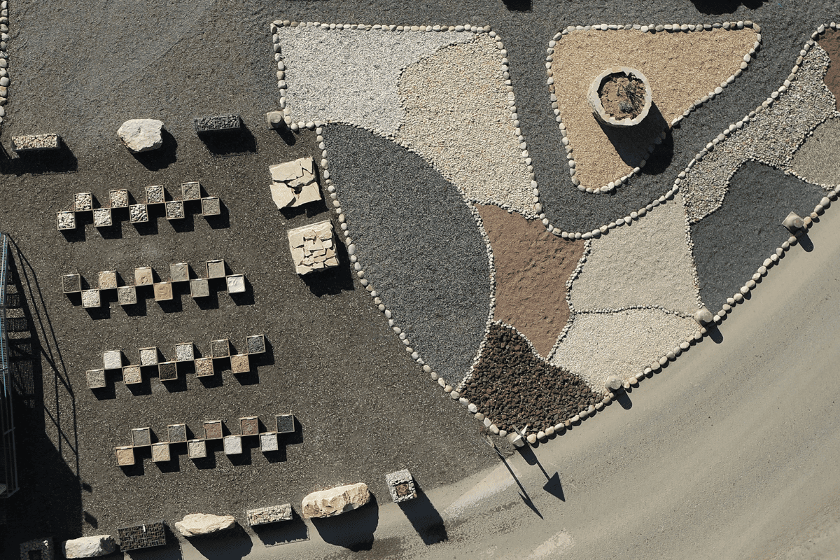 Échantillons de granulats minéraux et matériaux décoratifs présentés sur une plateforme, utilisés pour l’aménagement paysager, les revêtements de sol et les projets d’infrastructure