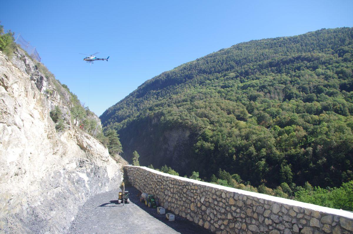Mur de soutènement en blocs de pierre naturelle le long d’une route de montagne, réalisé pour la stabilisation des talus et la sécurisation des infrastructures routières.