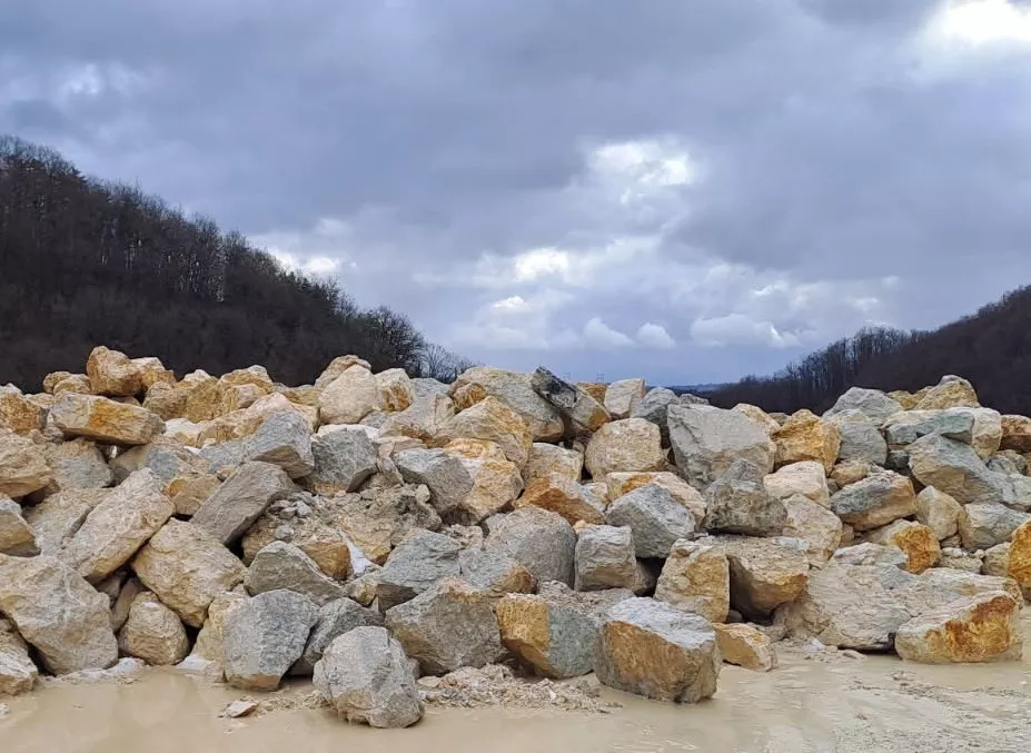 Blocs d’enrochement extraits de la carrière de Génissiat, utilisés pour les travaux de soutènement, d’aménagement paysager et de protection des infrastructures.