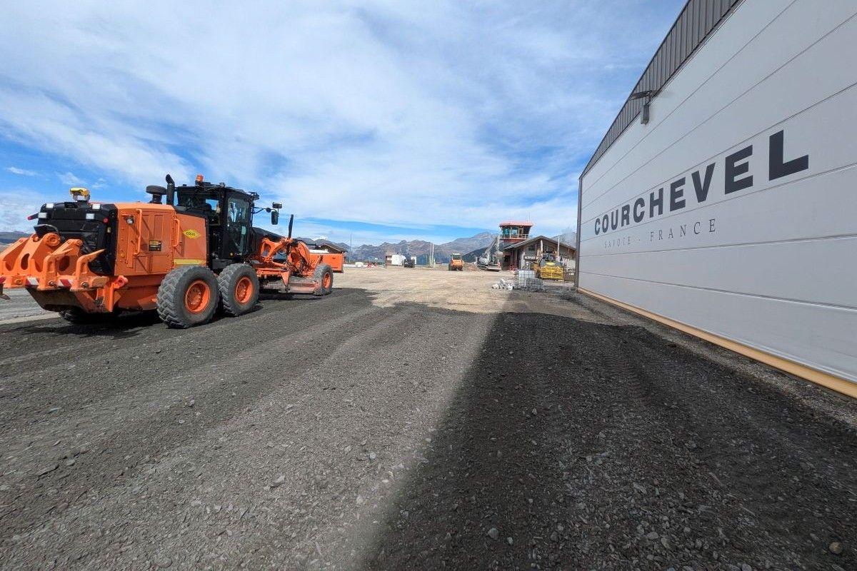 Mise en œuvre de grave 0/20 sur le chantier de réaménagement de l’altiport de Courchevel, avec engins de nivellement et de compactage.