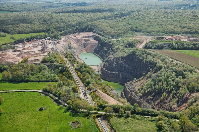 Vue de la carrière Nexstone de Sainte-Magnance dans l’Yonne, site d’extraction de rhyolite et de valorisation des matériaux minéraux