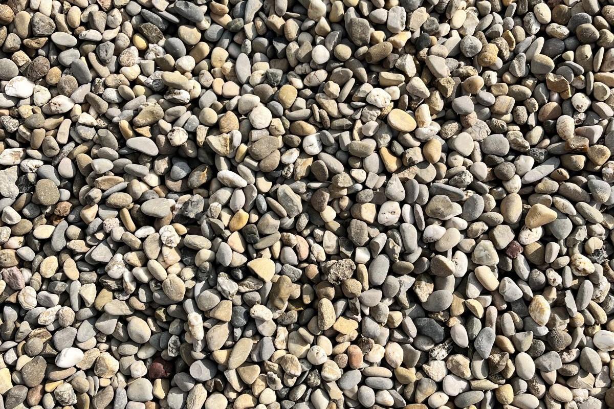 Granulat roulé 11/22 composé de galets naturels calibrés, utilisé pour les aménagements paysagers, le drainage et les finitions extérieures.