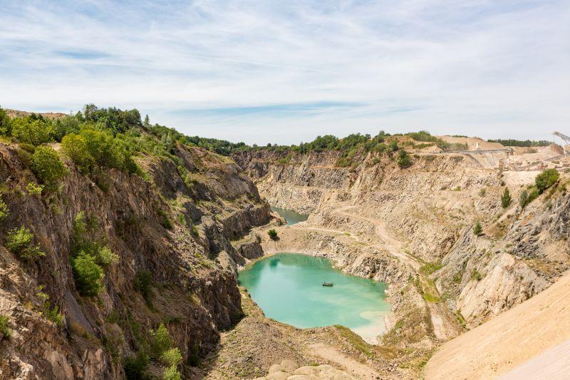 Vue de la carrière Nexstone de Sainte-Magnance dans l’Yonne, site d’extraction de rhyolite et de valorisation des matériaux minéraux