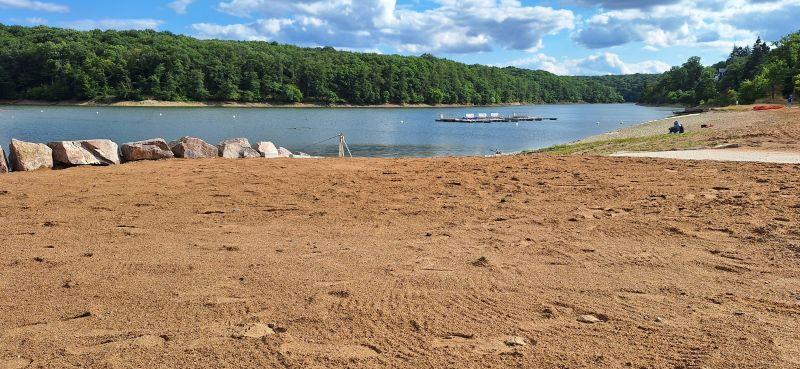 Aménagement d'un espace de baignade avec du sable lavé produit par la carrière Nexstone de Sainte-Magnance
