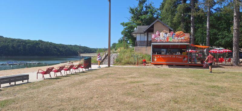 Espace de loisirs et plage du lac de Pont-et-Massène aménagés avec des matériaux valorisés localement