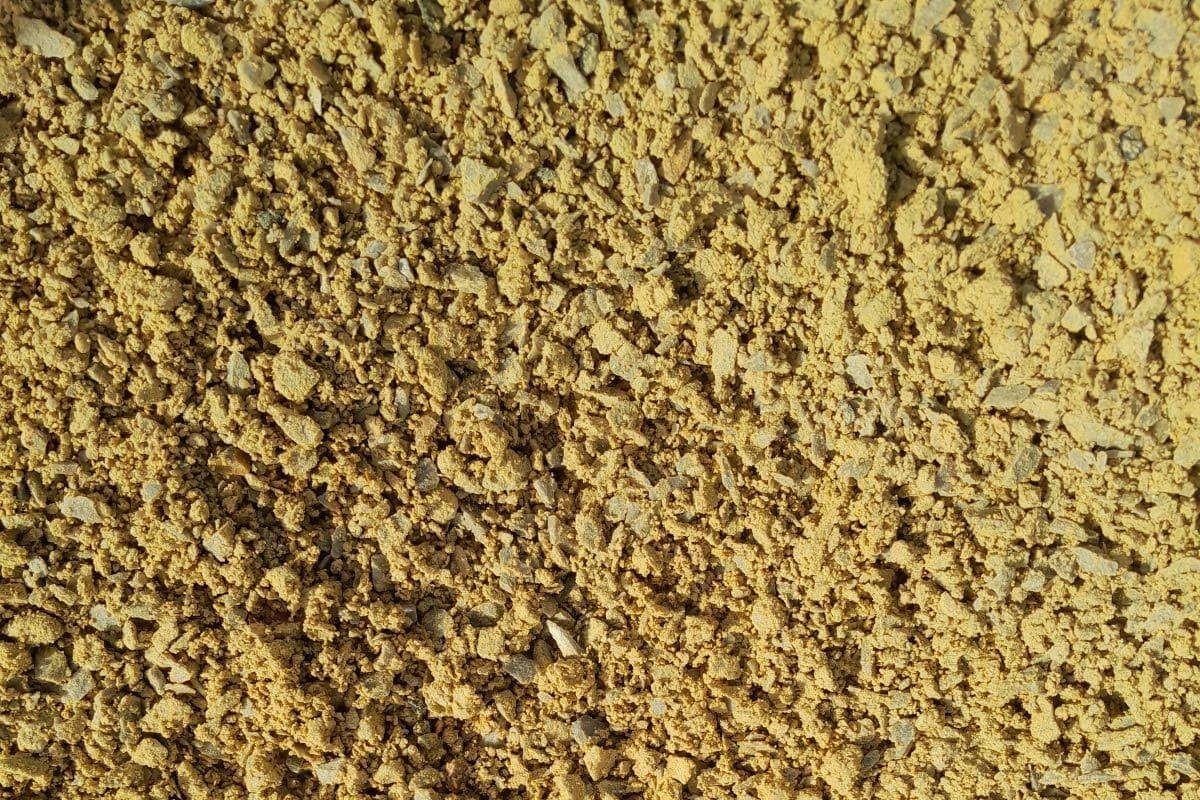Sable 0/6 de Doville vu en gros plan, présentant une texture granuleuse et une couleur beige-jaune caractéristique des matériaux de carrière.