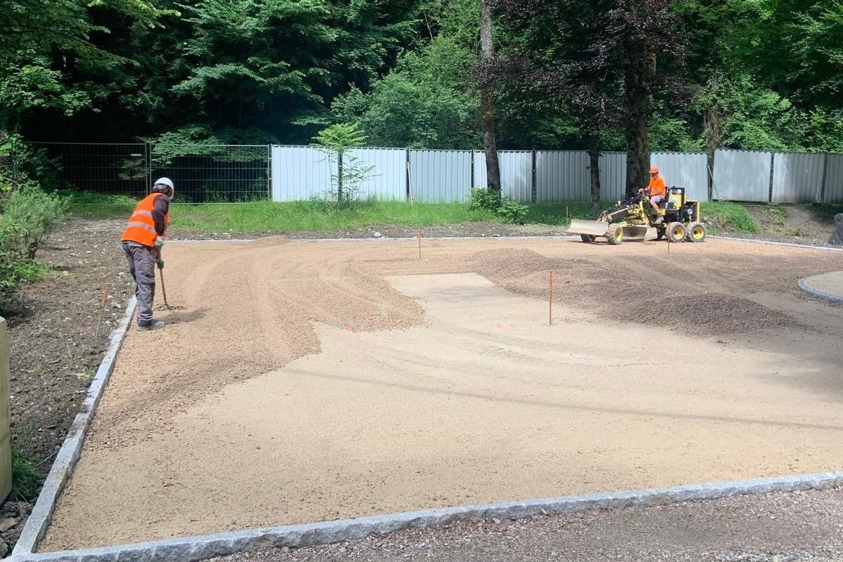 Réglage et nivellement de graves sur un chantier d’aménagement, en préparation d’une plateforme