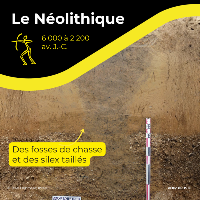 Fouilles archéologiques sur la carrière de Vauclerc révélant des fosses de chasse et des silex taillés datant du Néolithique.