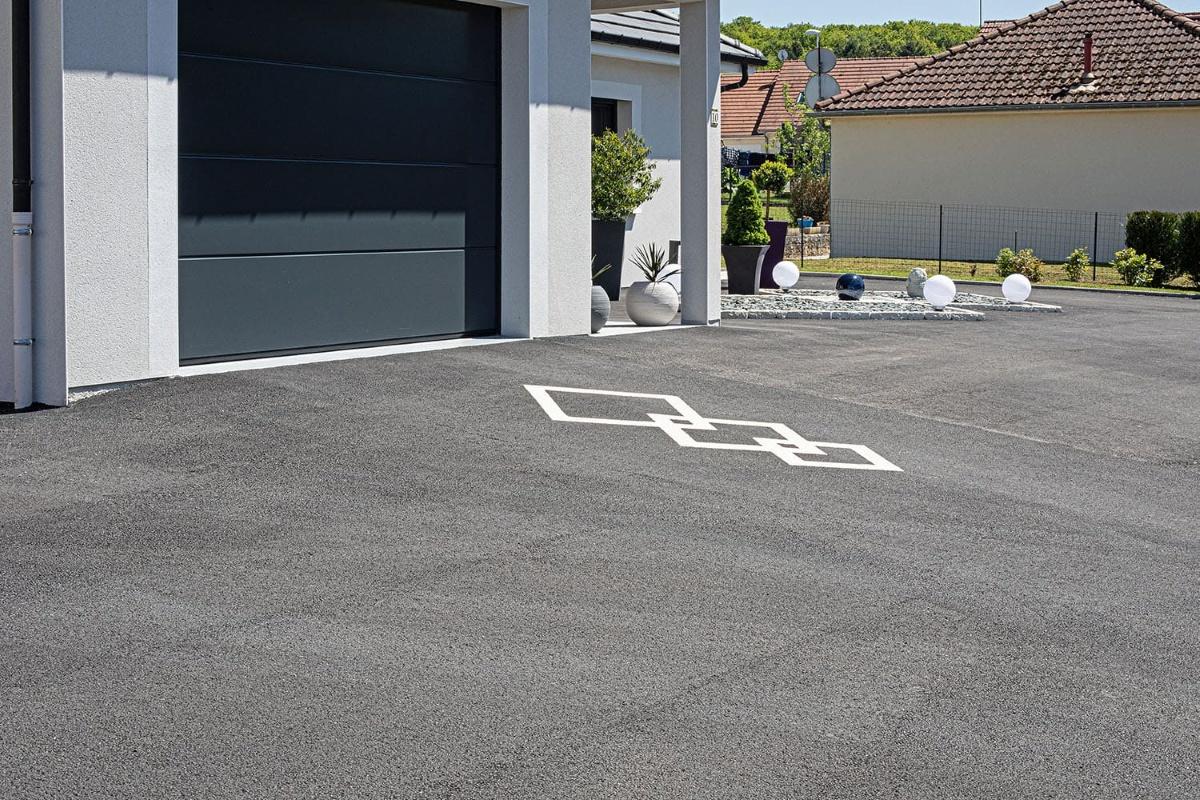 Sol extérieur en béton décoratif devant un bâtiment