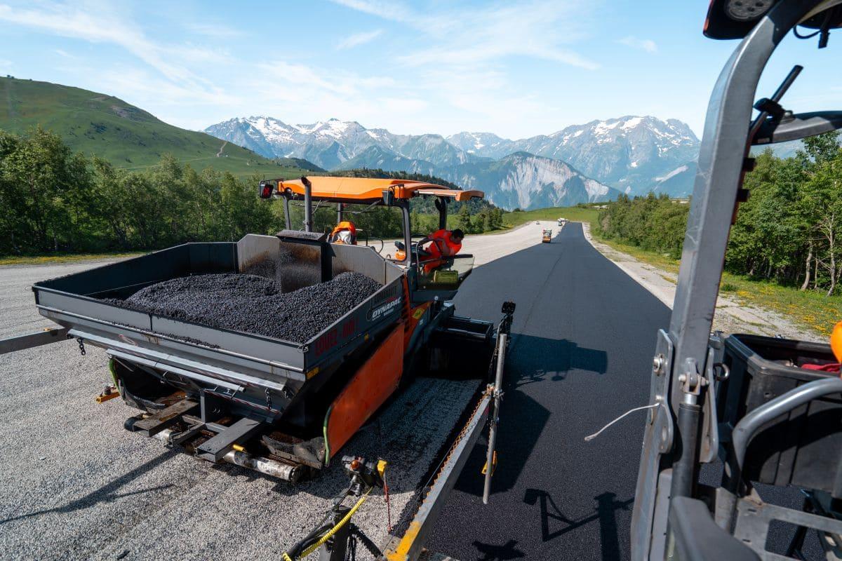 Pose d’enrobé sur une route de montagne avec un finisseur