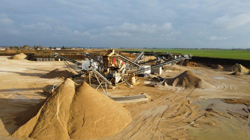 Installation de production de granulats sur la carrière de Vauclerc exploitée par Nexstone.