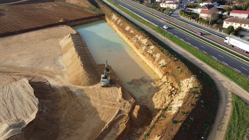 Vue aérienne de la carrière Nexstone de Vauclerc, site d'extraction de matériaux faisant l'objet de fouilles d'archéologie préventive.