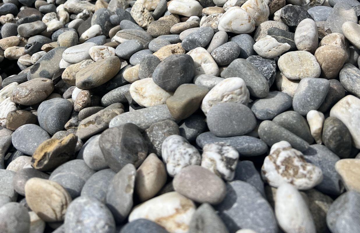 Galets drainants en pierre naturelle pour travaux d’aménagement