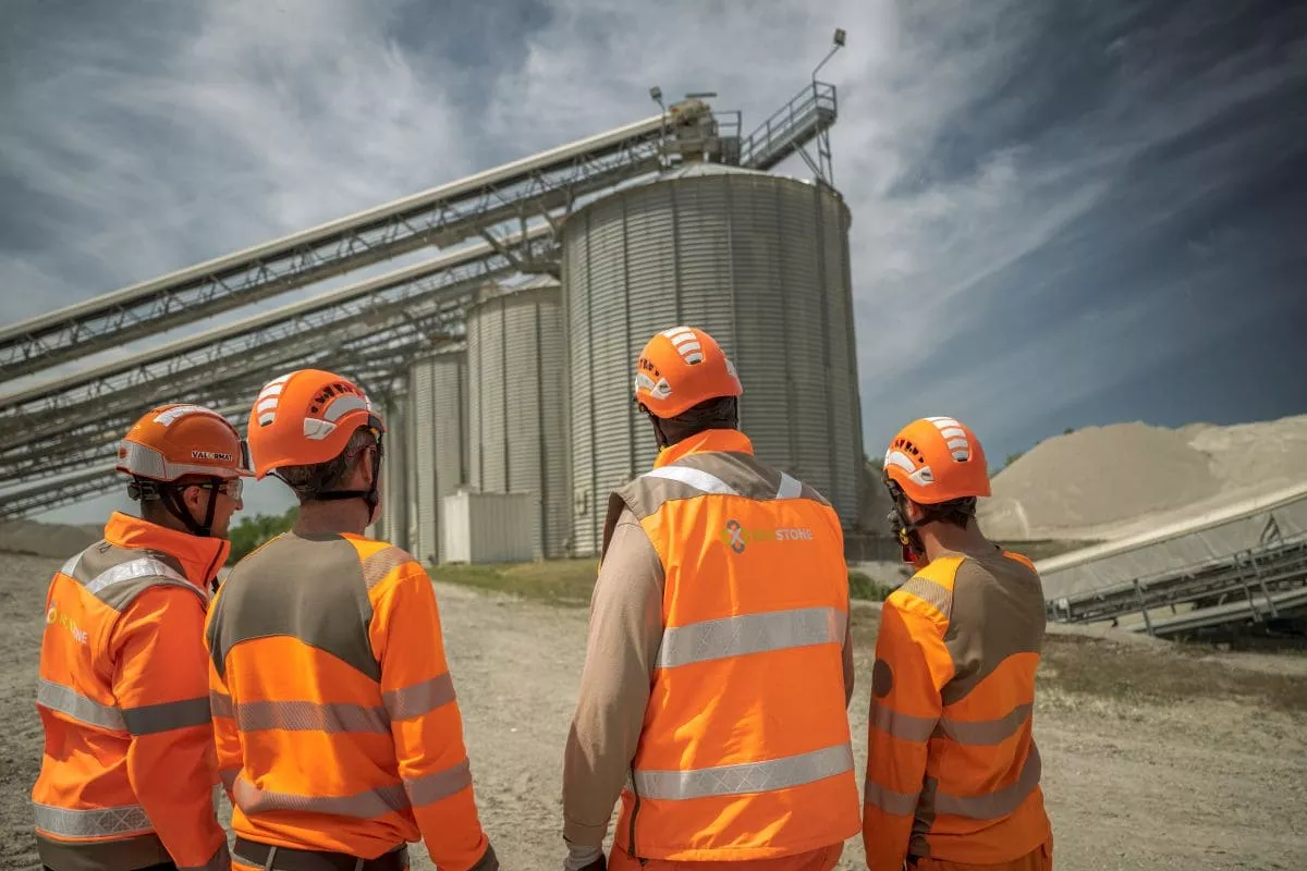 Collaborateurs Nexstone sur un site de production de matériaux