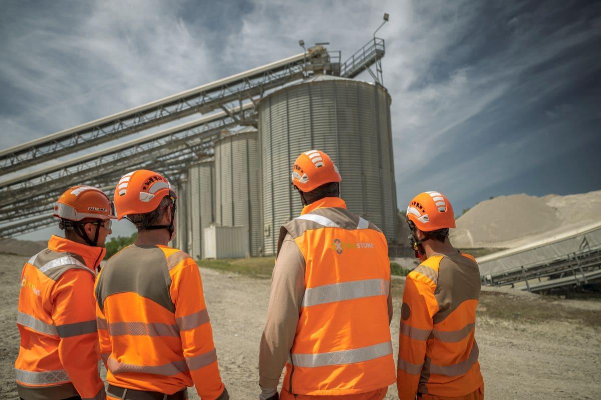 Collaborateurs Nexstone sur un site de production de matériaux